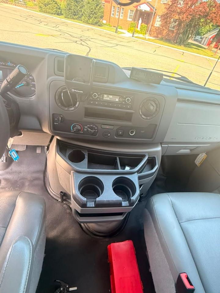 Ford Econoline E-350 Super Duty 2024