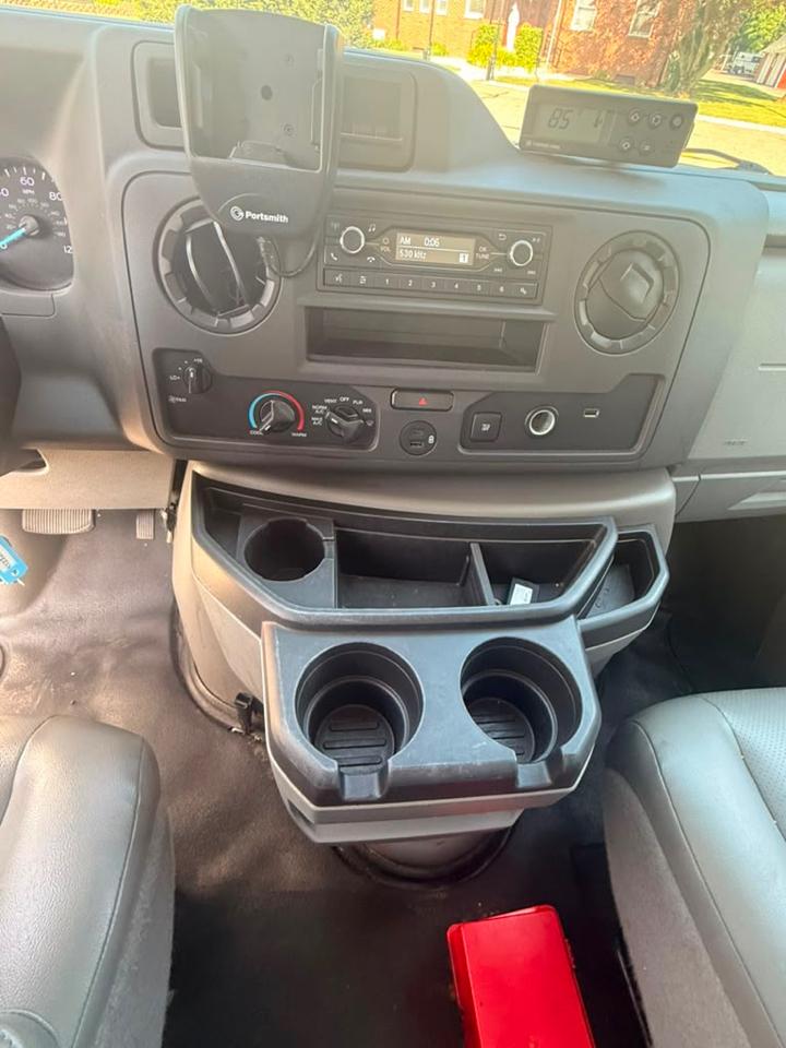 Ford Econoline E-350 Super Duty 2024