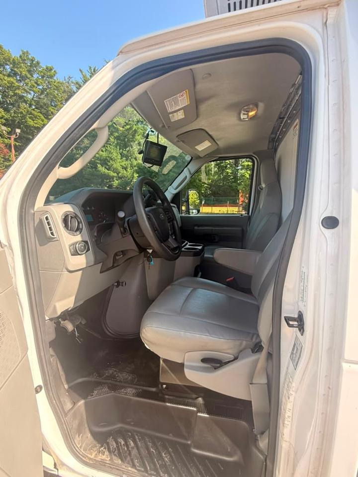 Ford Econoline E-350 Super Duty 2024