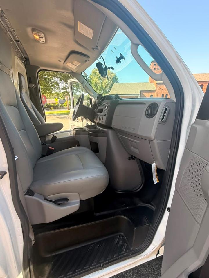 Ford Econoline E-350 Super Duty 2024