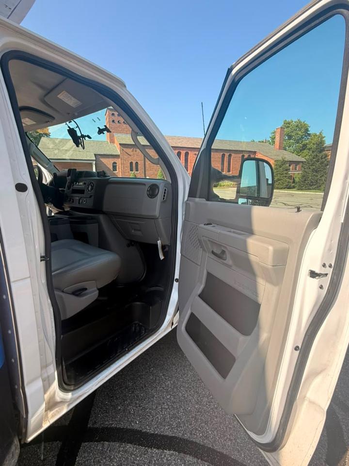 Ford Econoline E-350 Super Duty 2024