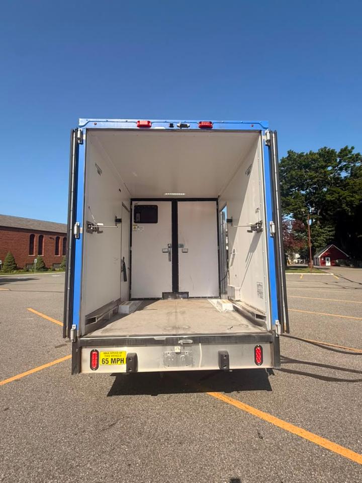 Ford Econoline E-350 Super Duty 2024