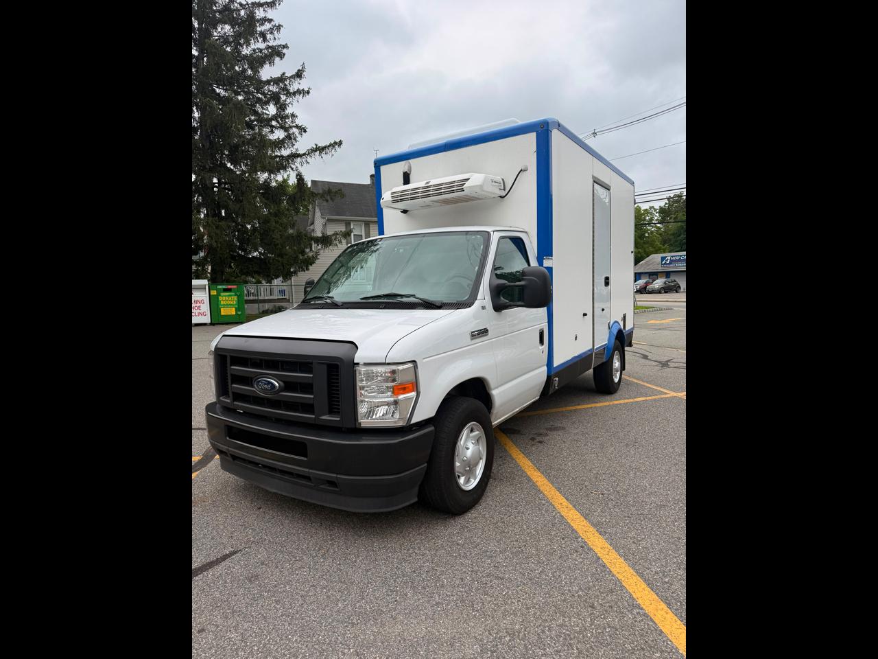 Ford Econoline E-350 Super Duty 2024