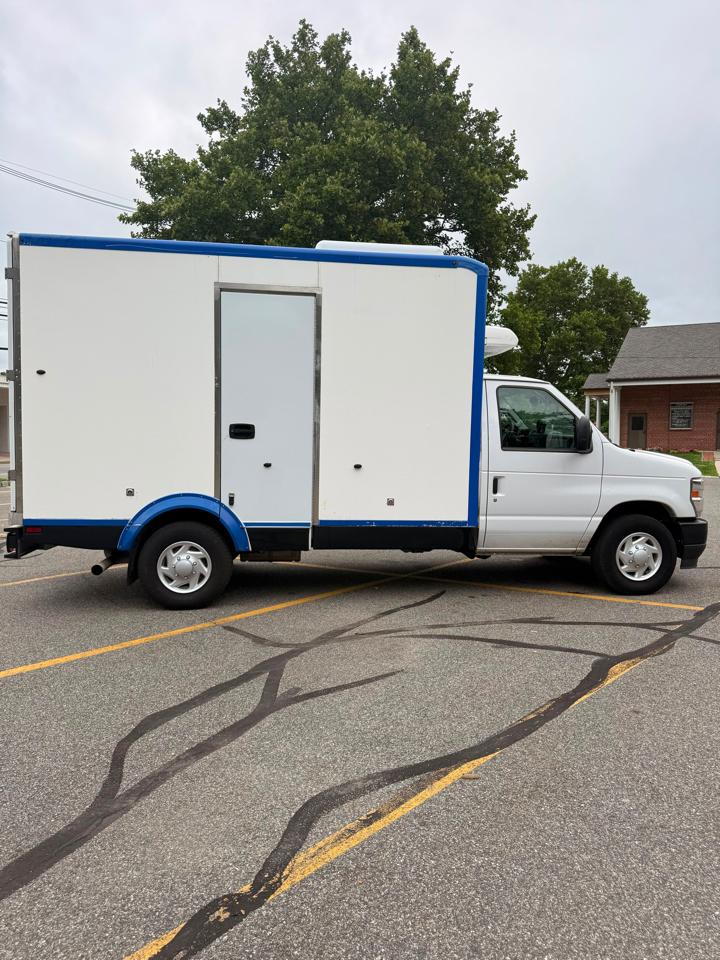 Ford Econoline E-350 Super Duty 2024