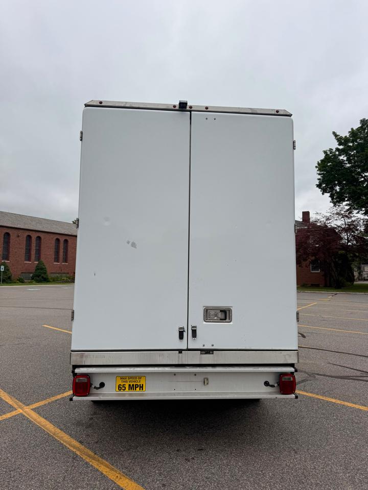Ford Econoline E-350 Super Duty 2024