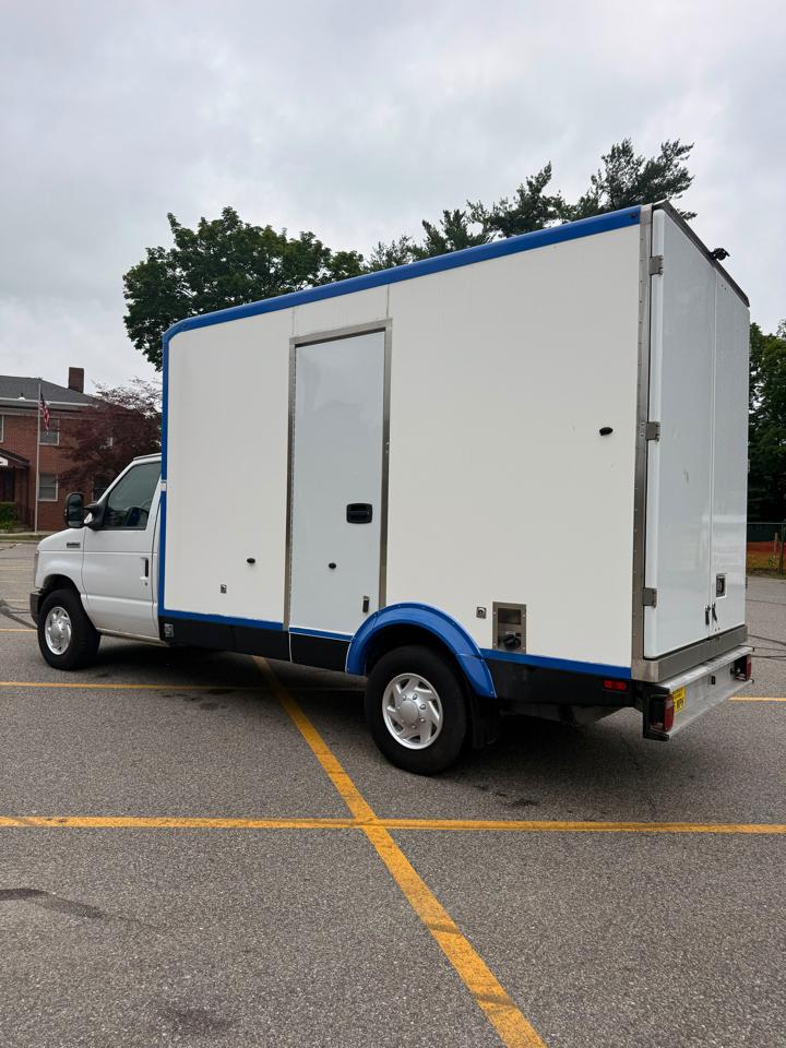Ford Econoline E-350 Super Duty 2024