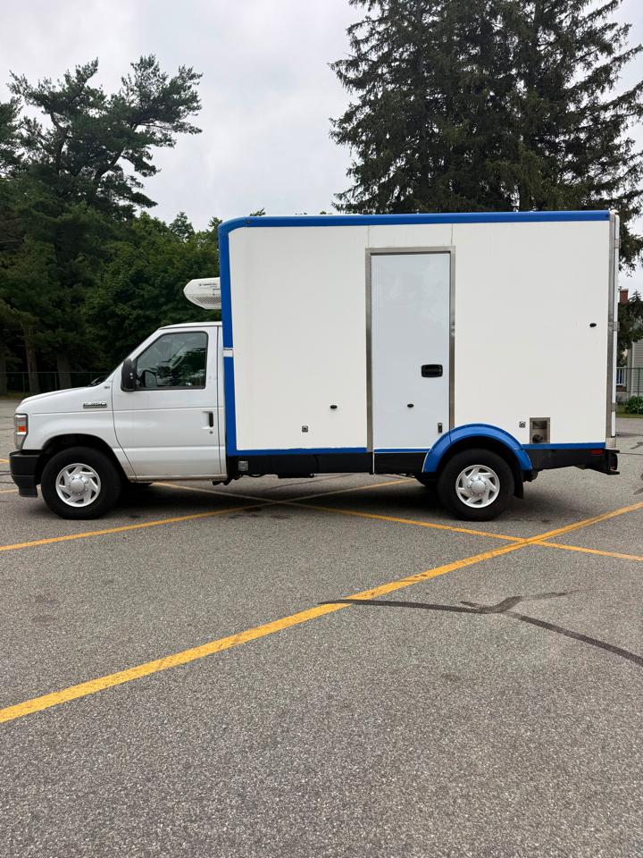 Ford Econoline E-350 Super Duty 2024