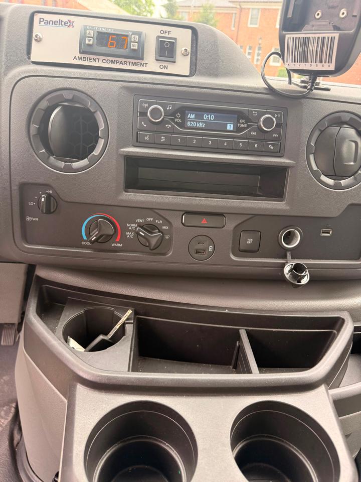Ford Econoline E-350 Super Duty 2024