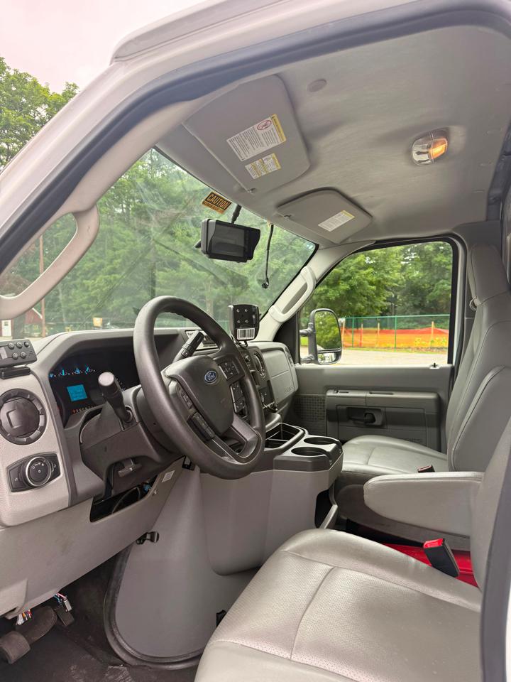 Ford Econoline E-350 Super Duty 2024