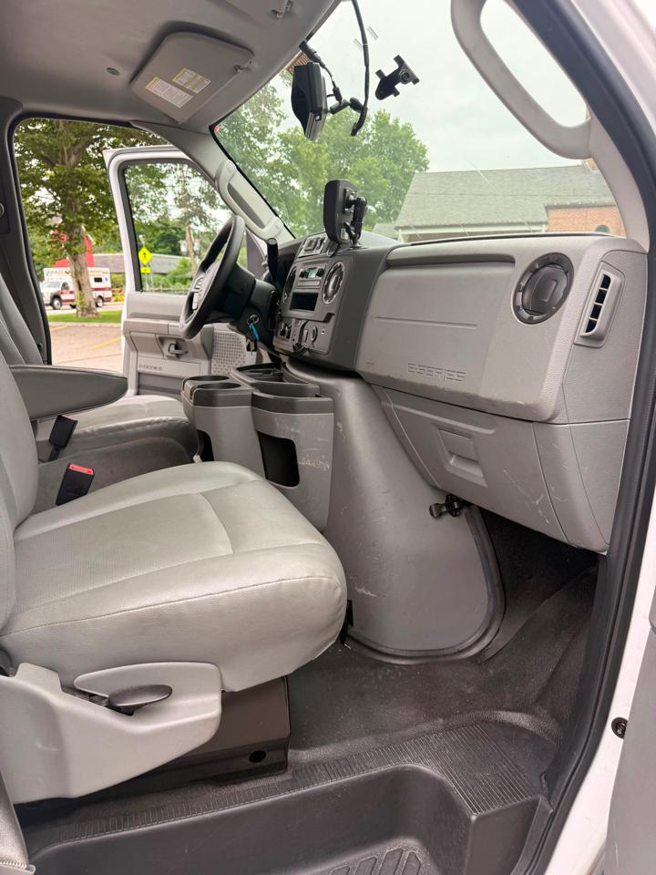 Ford Econoline E-350 Super Duty 2024