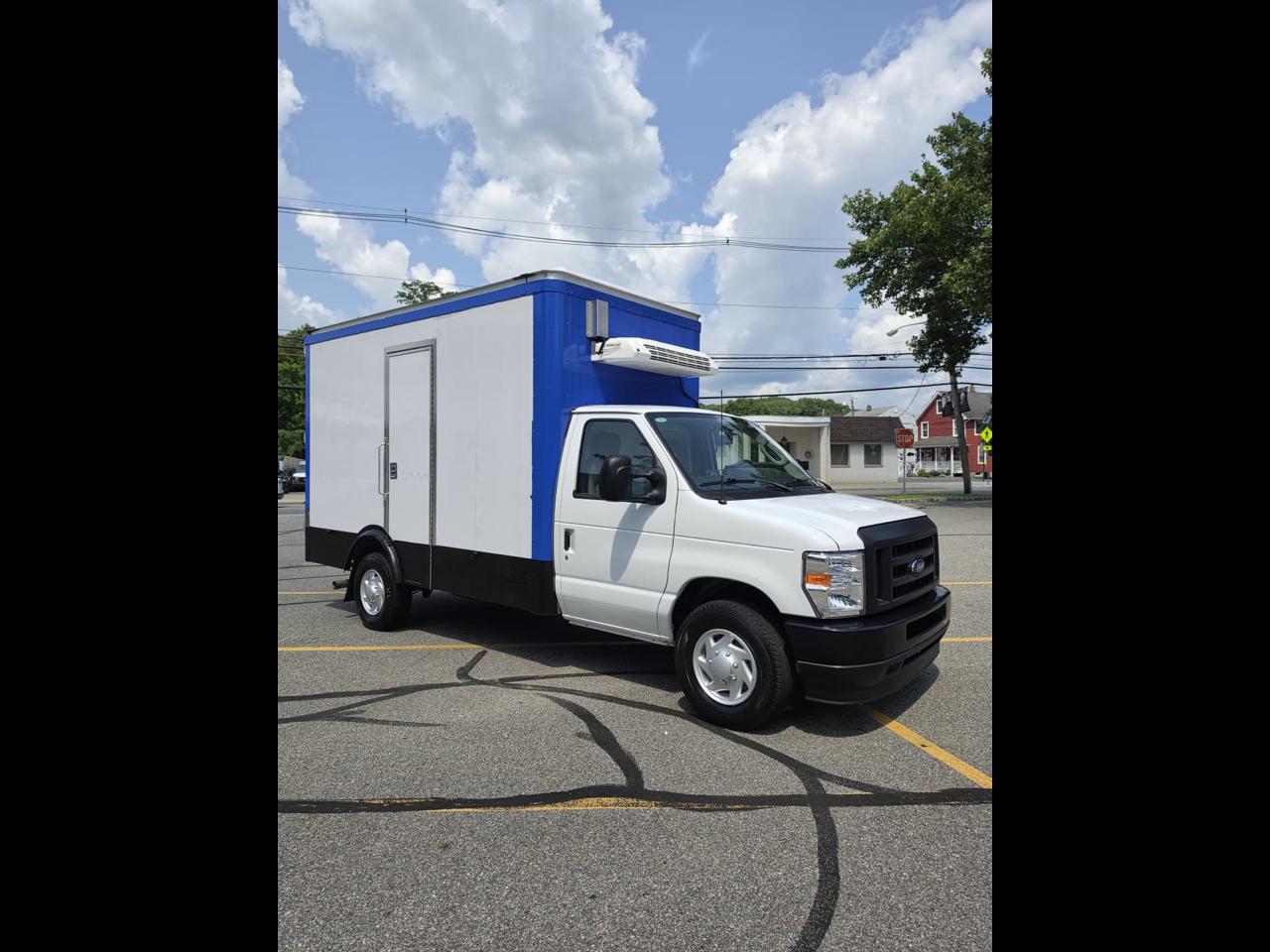 Ford Econoline E-350 Super Duty 2024