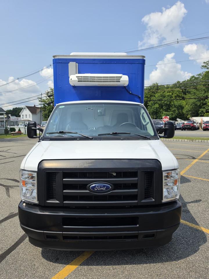 Ford Econoline E-350 Super Duty 2024