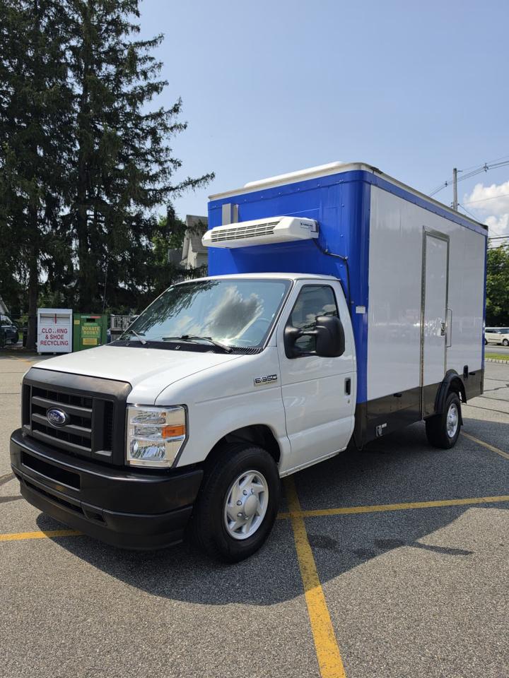 Ford Econoline E-350 Super Duty 2024