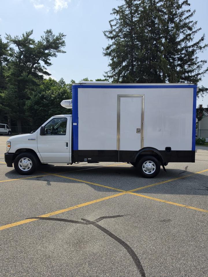 Ford Econoline E-350 Super Duty 2024
