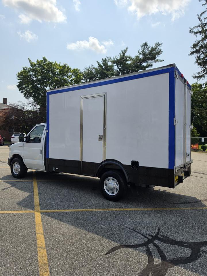 Ford Econoline E-350 Super Duty 2024
