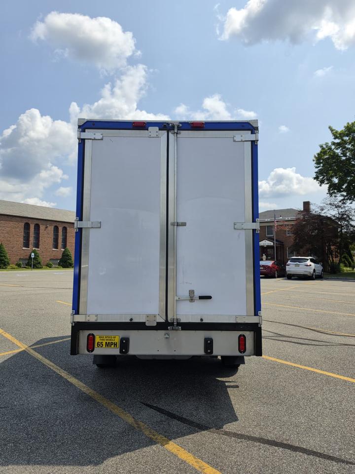 Ford Econoline E-350 Super Duty 2024