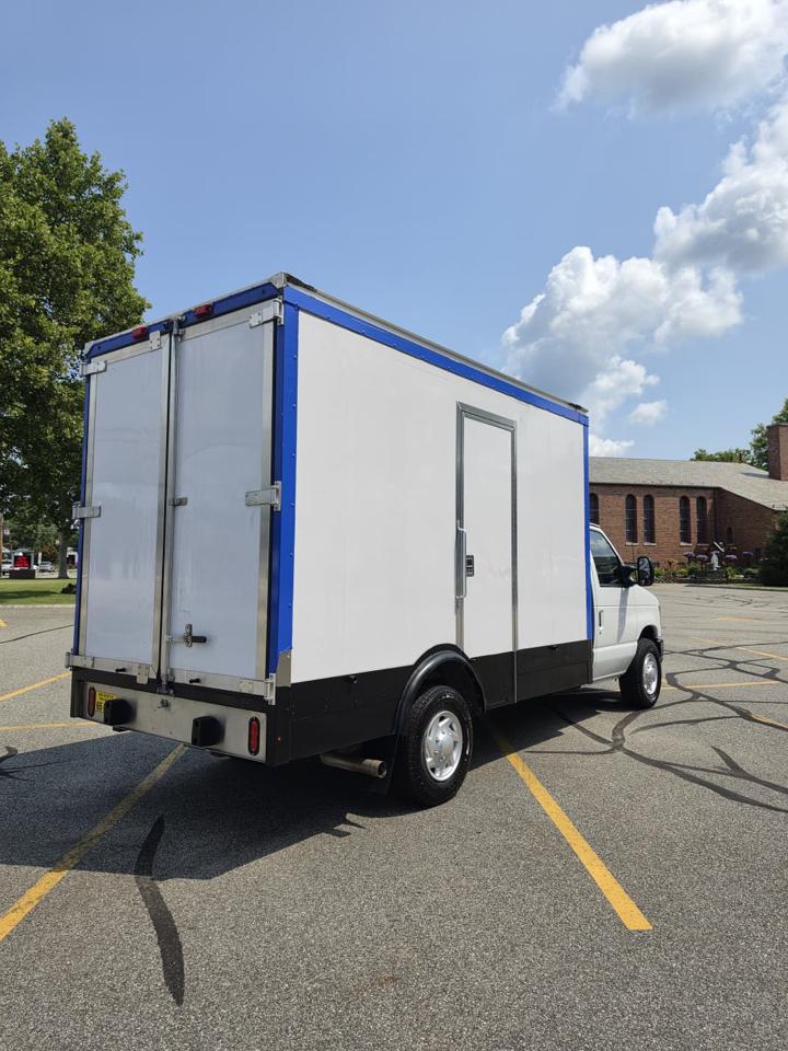 Ford Econoline E-350 Super Duty 2024