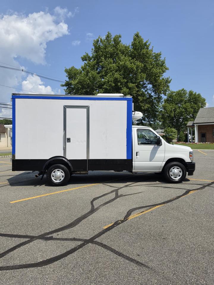 Ford Econoline E-350 Super Duty 2024