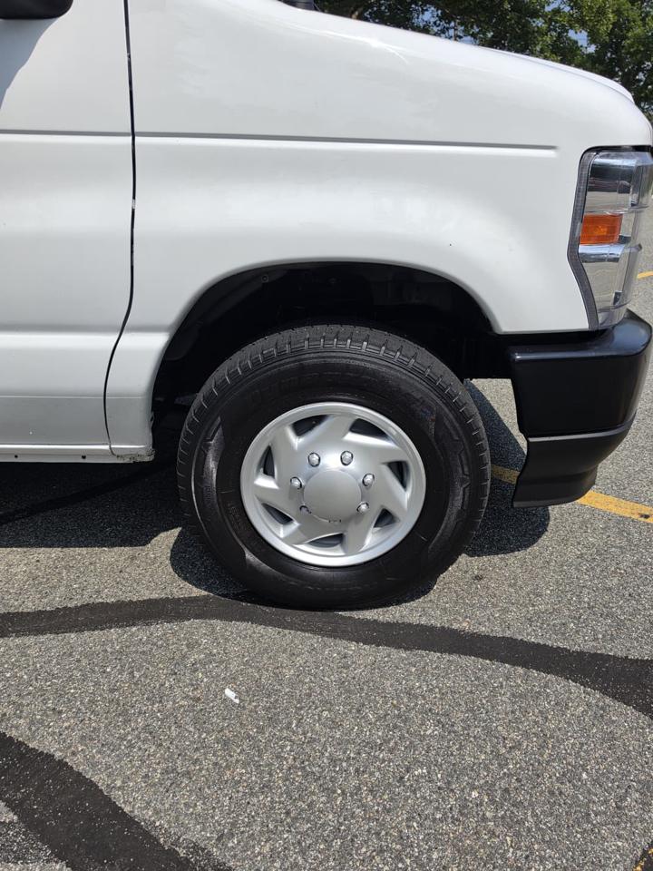 Ford Econoline E-350 Super Duty 2024