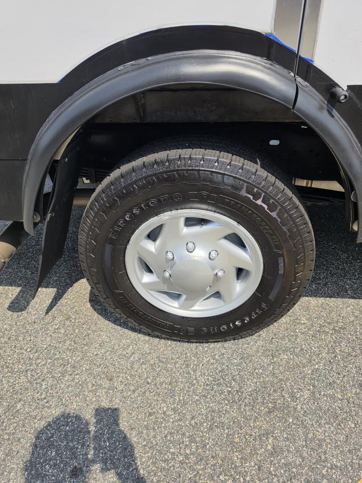 Ford Econoline E-350 Super Duty 2024