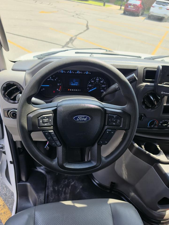 Ford Econoline E-350 Super Duty 2024