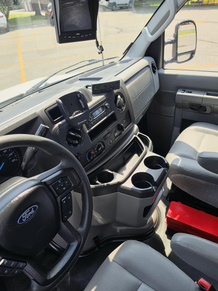 Ford Econoline E-350 Super Duty 2024