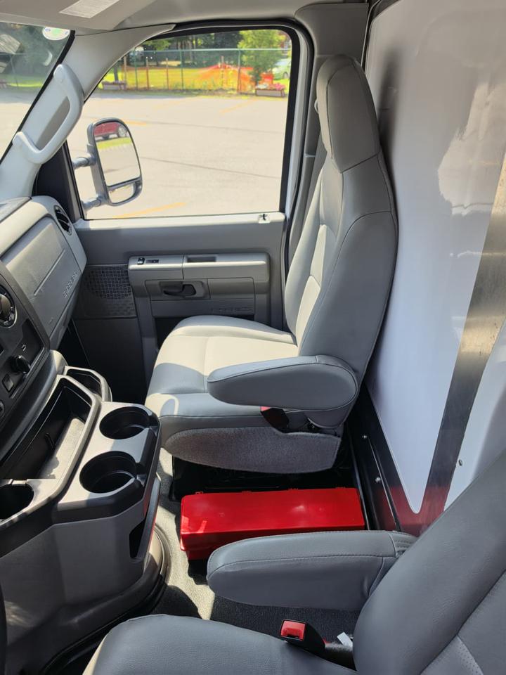 Ford Econoline E-350 Super Duty 2024