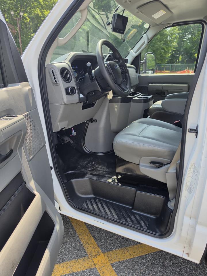 Ford Econoline E-350 Super Duty 2024