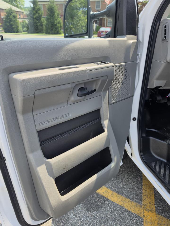 Ford Econoline E-350 Super Duty 2024