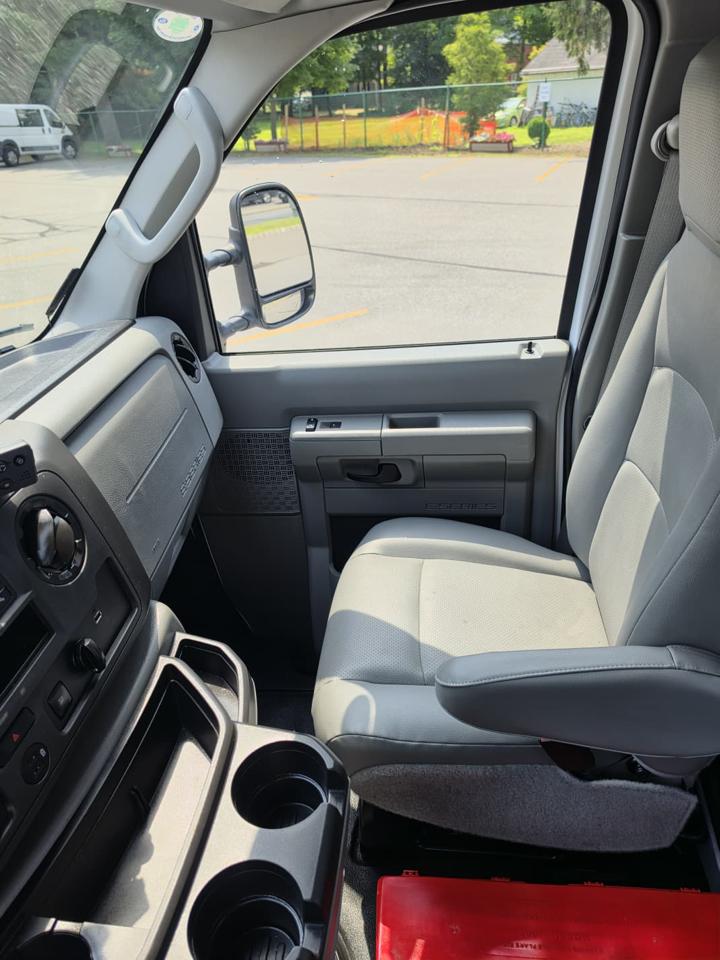 Ford Econoline E-350 Super Duty 2024