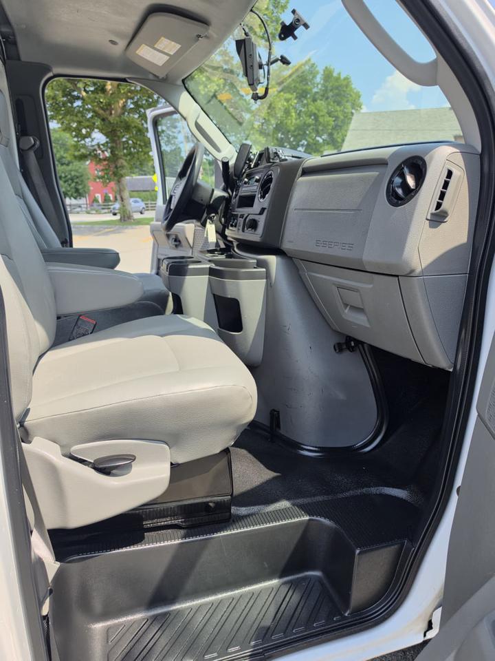 Ford Econoline E-350 Super Duty 2024