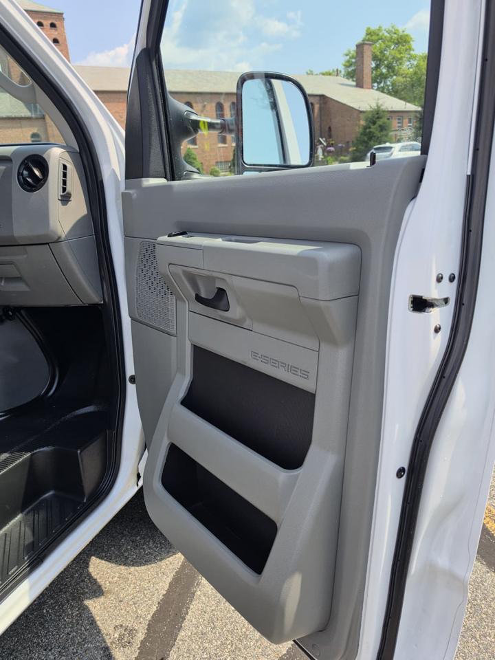 Ford Econoline E-350 Super Duty 2024