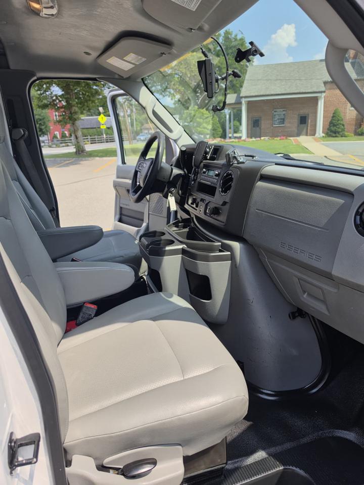 Ford Econoline E-350 Super Duty 2024