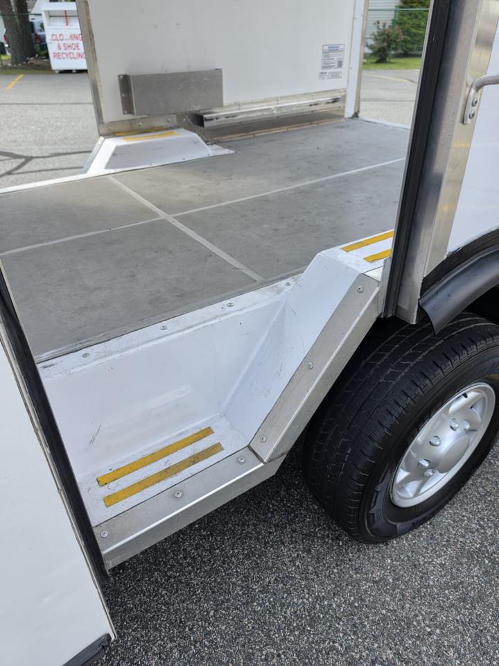 Ford Econoline E-350 Super Duty 2024