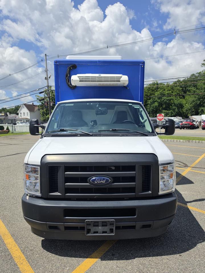 Ford Econoline E-350 Super Duty 2023