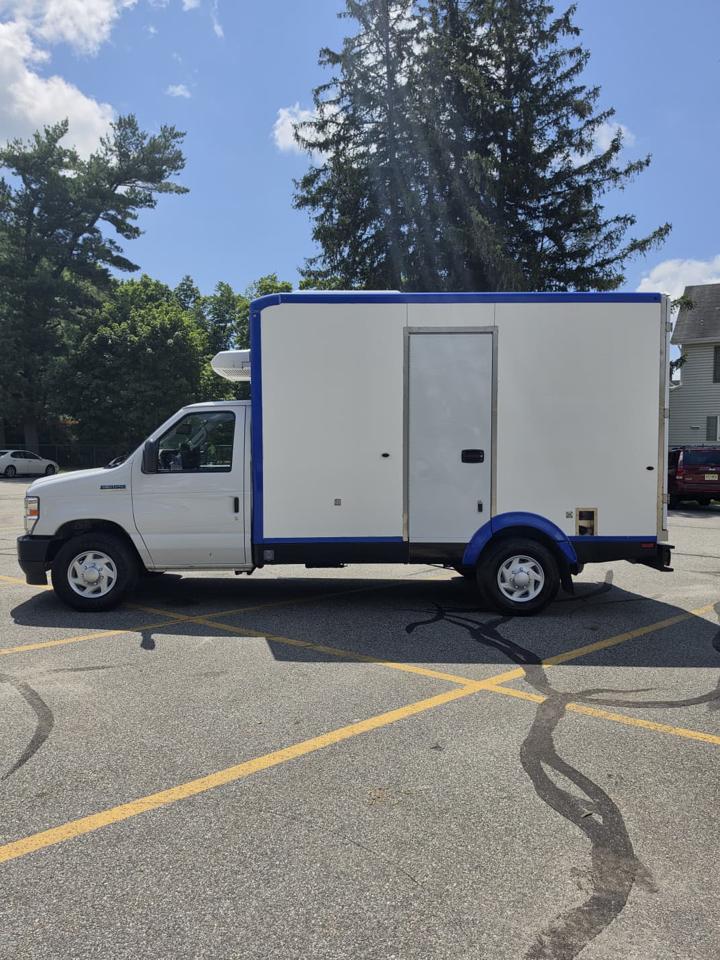Ford Econoline E-350 Super Duty 2023