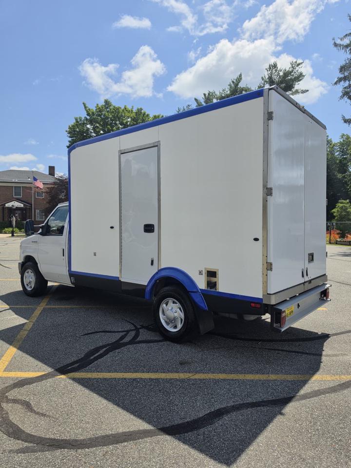 Ford Econoline E-350 Super Duty 2023