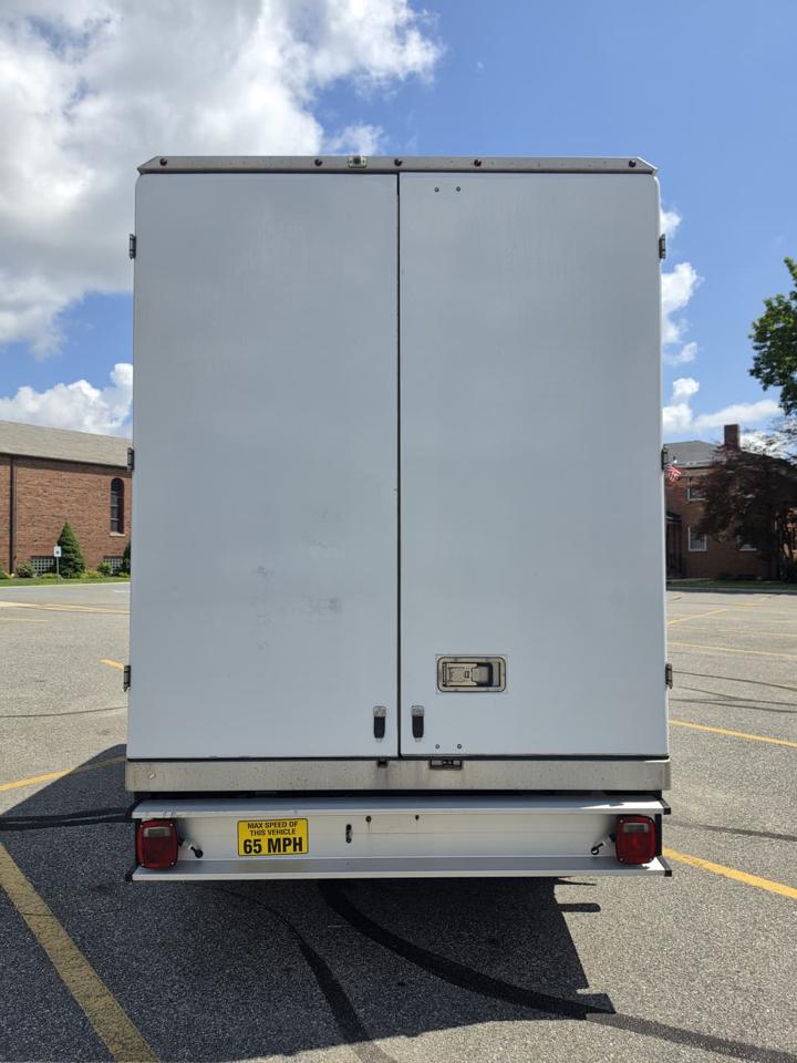 Ford Econoline E-350 Super Duty 2023