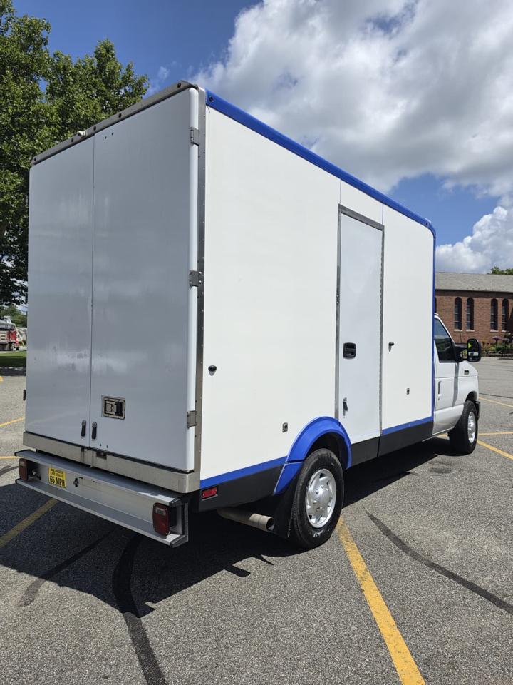 Ford Econoline E-350 Super Duty 2023