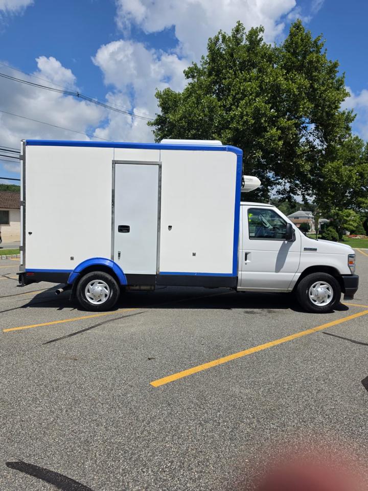 Ford Econoline E-350 Super Duty 2023