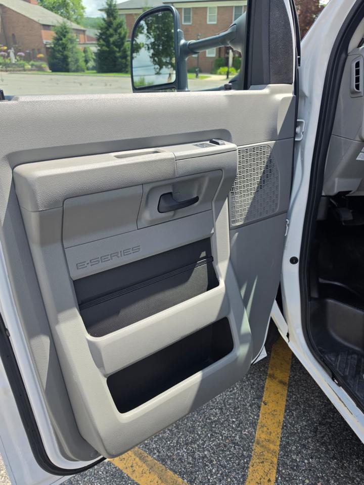 Ford Econoline E-350 Super Duty 2023