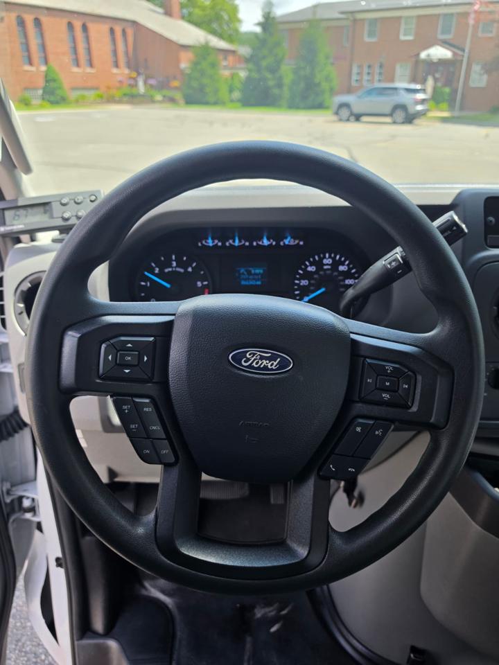 Ford Econoline E-350 Super Duty 2023