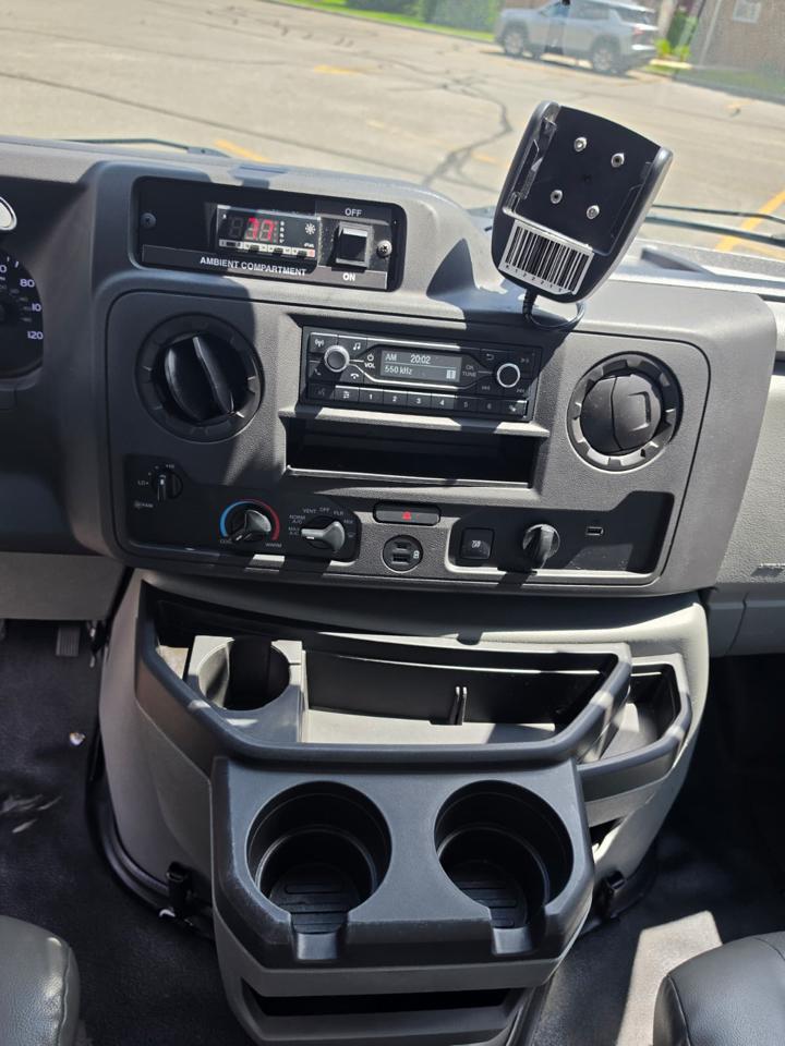 Ford Econoline E-350 Super Duty 2023