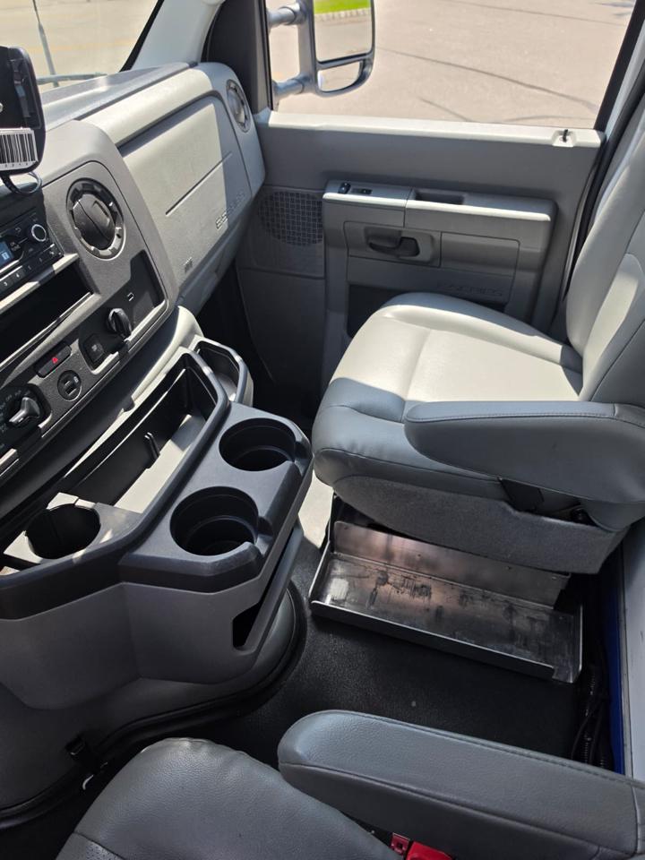 Ford Econoline E-350 Super Duty 2023