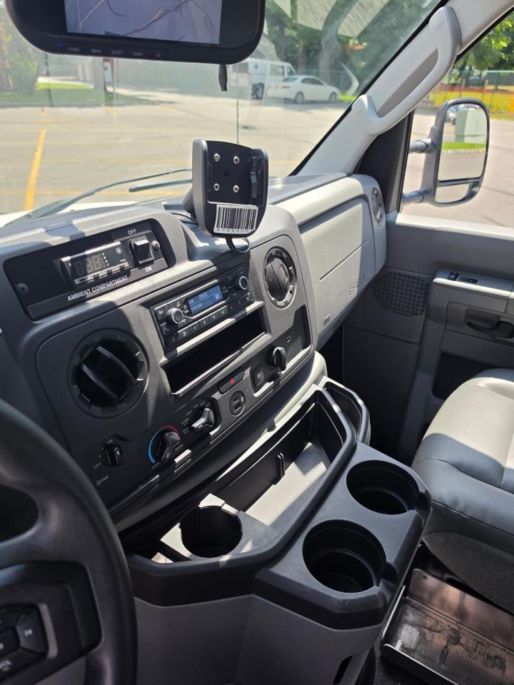 Ford Econoline E-350 Super Duty 2023