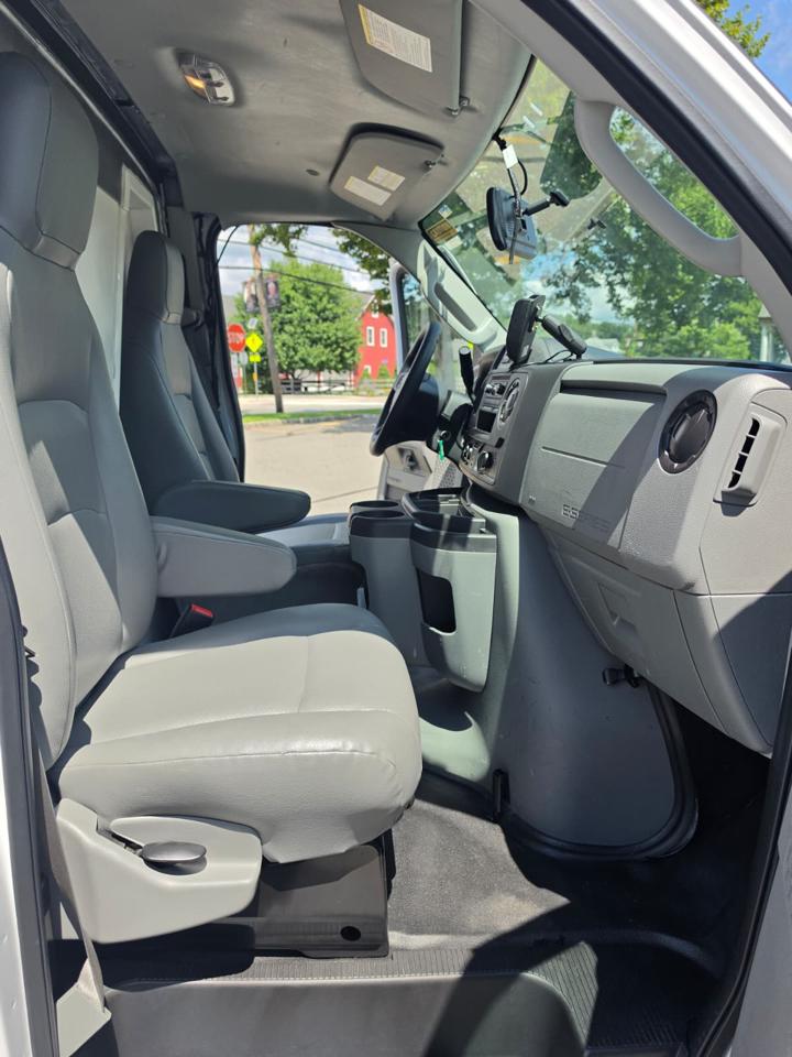 Ford Econoline E-350 Super Duty 2023