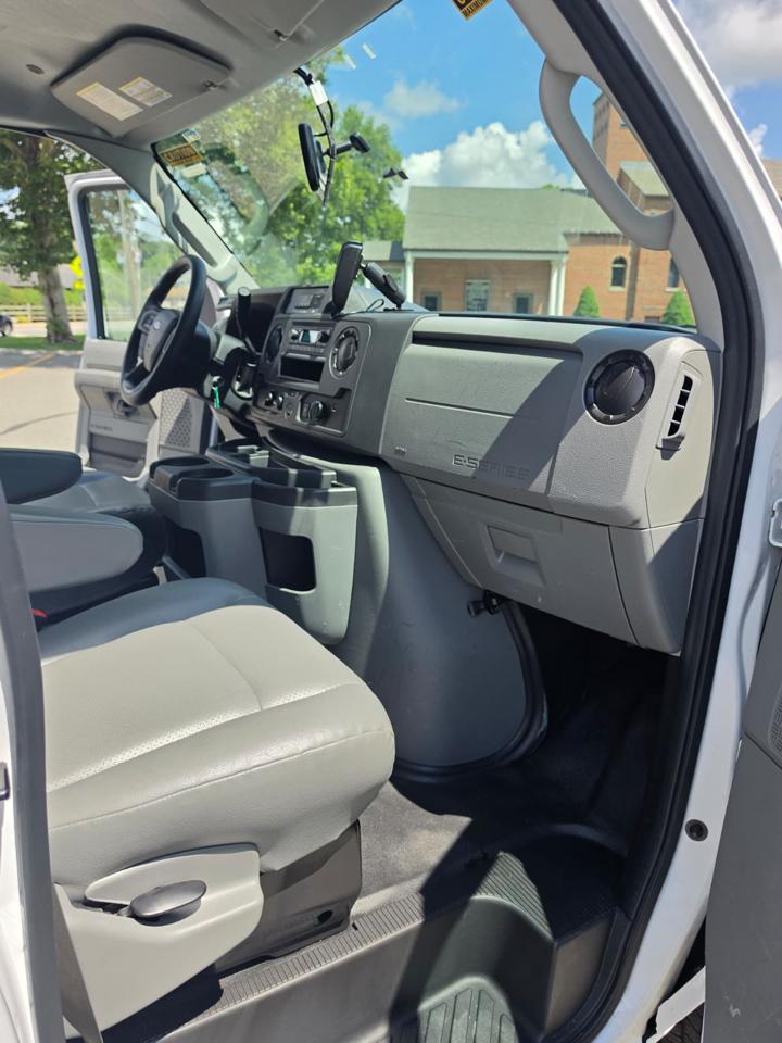 Ford Econoline E-350 Super Duty 2023