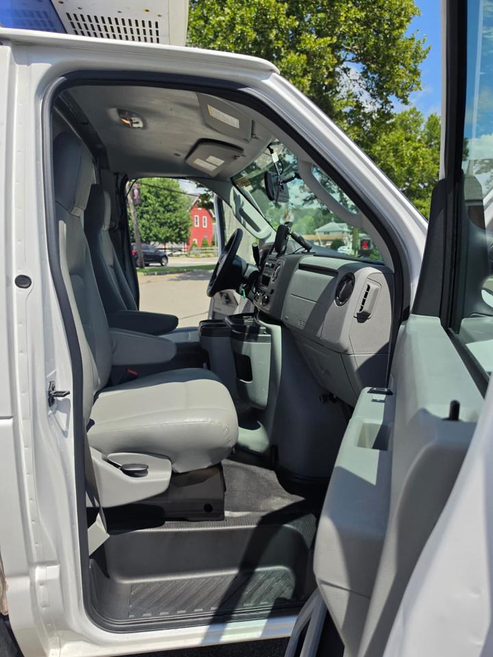 Ford Econoline E-350 Super Duty 2023