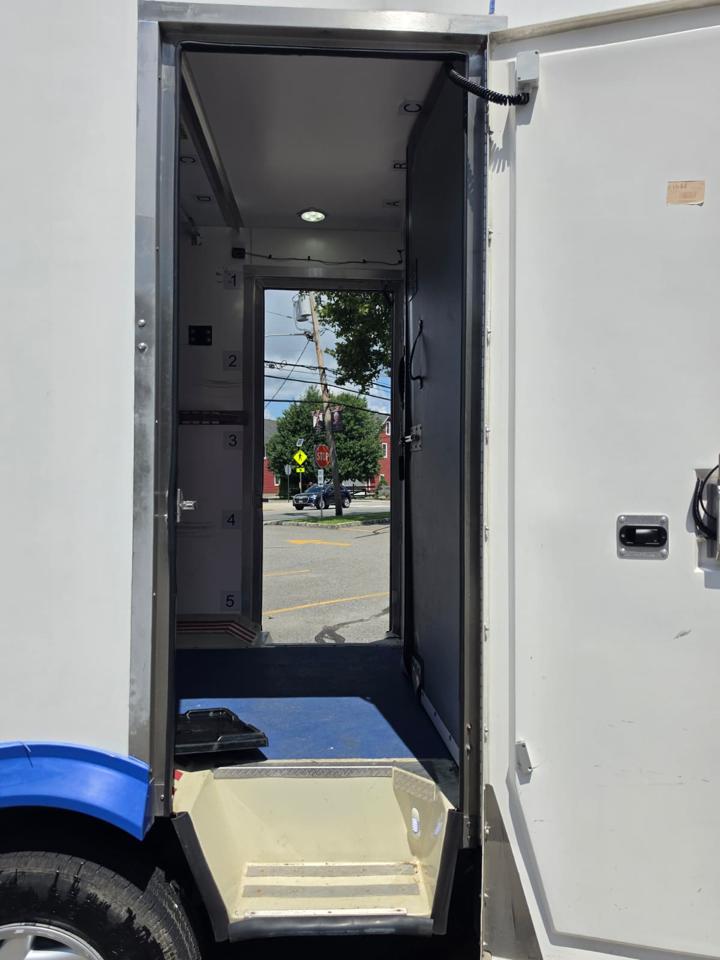 Ford Econoline E-350 Super Duty 2023