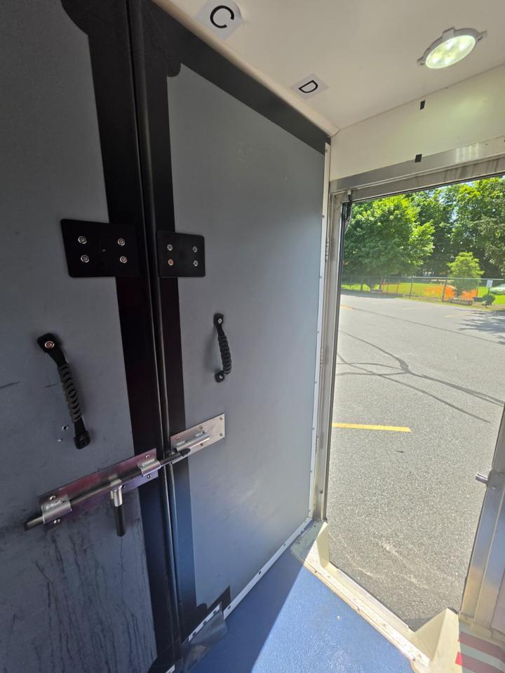 Ford Econoline E-350 Super Duty 2023